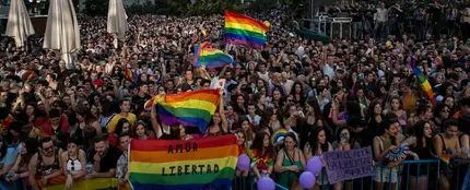 Plaza de Pedro Zerolo repleta de gente durante el pregón del Orgullo LGTBI Plaza de Pedro Zerolo repleta de gente durante el pregón del Orgullo LGTBI