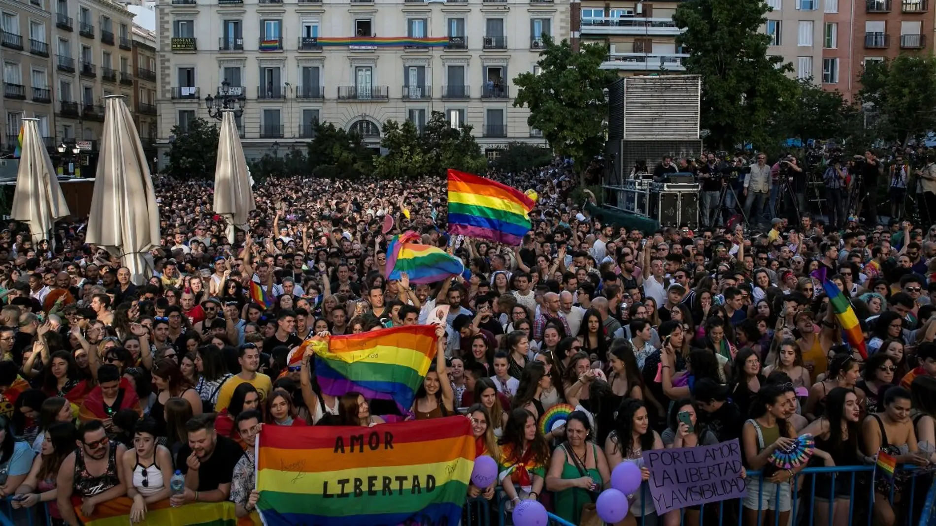 Plaza de Pedro Zerolo repleta de gente durante el pregón del Orgullo LGTBI
