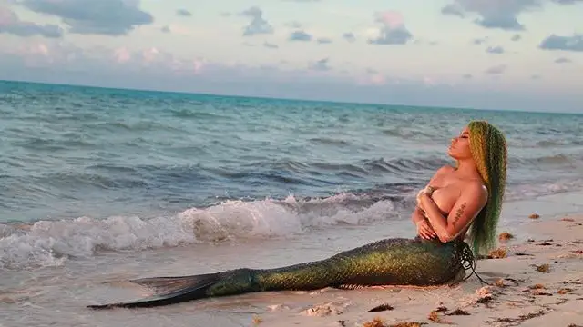 Nicki Minaj se convierte en una sirena para el vídeo de 'Bed'