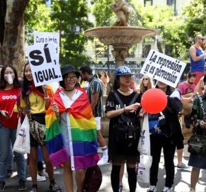 Antena 3 Noticias Fin de Semana (07-07-18) Cientos de miles de personas participan en la manifestación por los derechos de las personas transexuales Antena 3 Noticias Fin de Semana (07-07-18) Cientos de miles de personas participan en la manifestación por los derechos de las personas transexuales