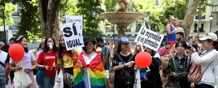 Antena 3 Noticias Fin de Semana (07-07-18) Cientos de miles de personas participan en la manifestación por los derechos de las personas transexuales Antena 3 Noticias Fin de Semana (07-07-18) Cientos de miles de personas participan en la manifestación por los derechos de las personas transexuales