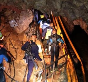 Antena 3 Noticias Fin de Semana (08-07-18) Rescatan a seis de los niños atrapados en la cueva de Tailandia Antena 3 Noticias Fin de Semana (08-07-18) Rescatan a seis de los niños atrapados en la cueva de Tailandia