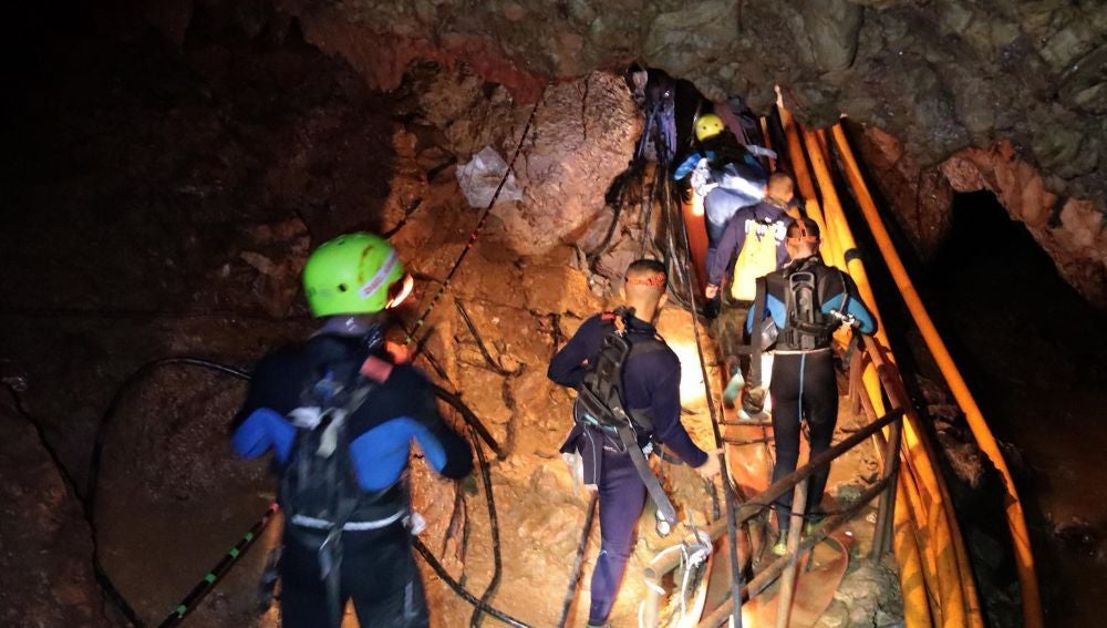 Antena 3 Noticias Fin de Semana (08-07-18) Rescatan a seis de los niños atrapados en la cueva de Tailandia