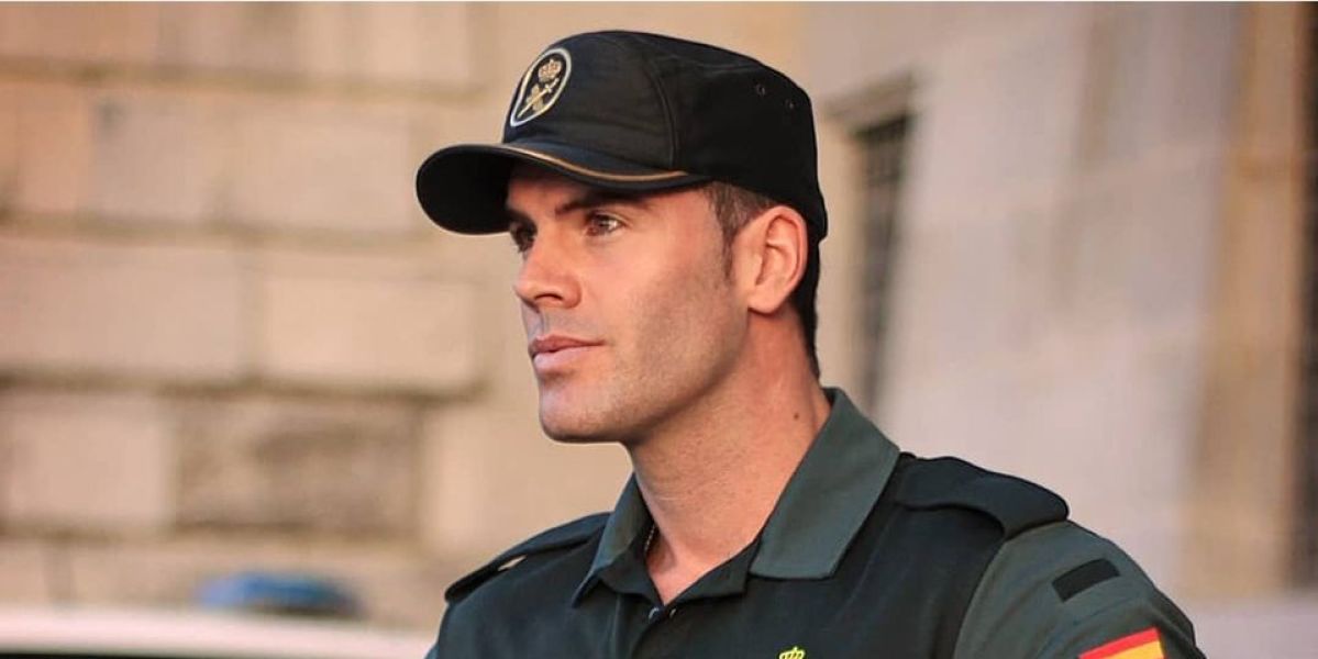 Otra vez la Guardia Civil tira de un atractivo agente en Twitter