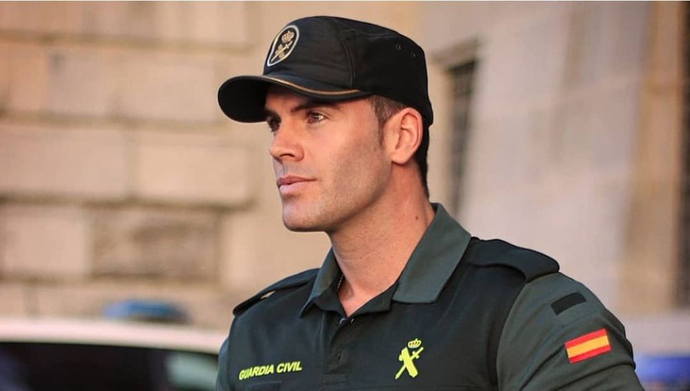 Otra vez la Guardia Civil tira de un atractivo agente en Twitter