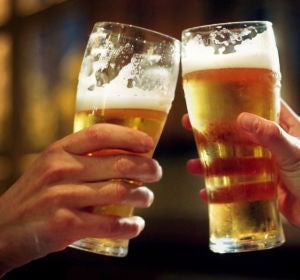 Dos vasos de cerveza Dos vasos de cerveza