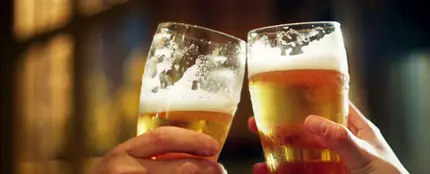 Dos vasos de cerveza Dos vasos de cerveza