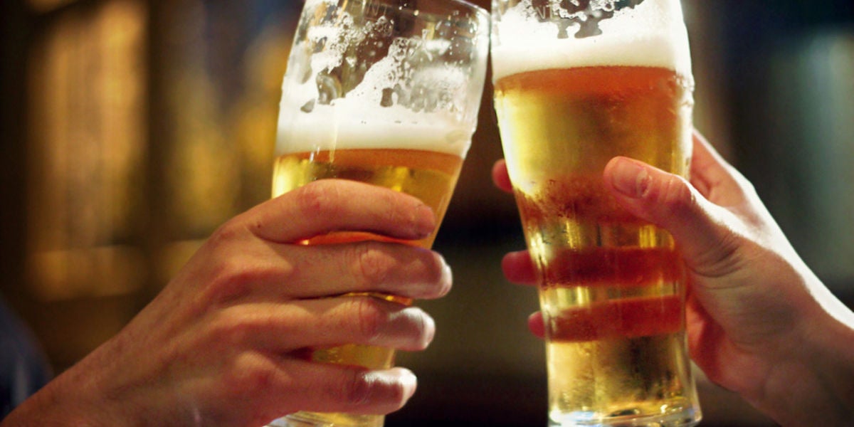 Dos vasos de cerveza