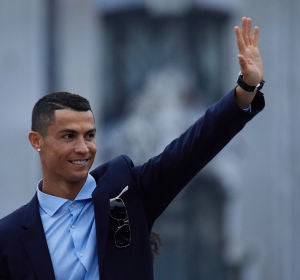 Cristiano Ronaldo saludando a la afición Cristiano Ronaldo saludando a la afición