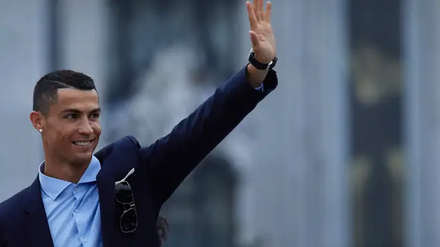 Cristiano Ronaldo saludando a la afición