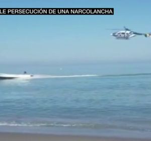 La espectacular persecución de un helicóptero de la Policía a una lancha que huyó hasta la playa de Sabinillas (Málaga) La espectacular persecución de un helicóptero de la Policía a una lancha que huyó hasta la playa de Sabinillas (Málaga)