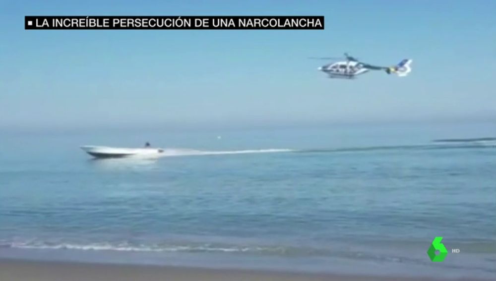 La espectacular persecución de un helicóptero de la Policía a una lancha que huyó hasta la playa de Sabinillas (Málaga)