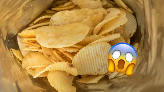 Bolsa de patatas fritas medio vacía