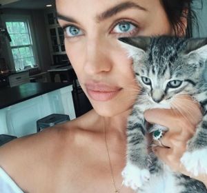 Irina Shayk con un gatito Irina Shayk con un gatito