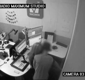 Una pareja mantiene sexo en un estudio de radio Una pareja mantiene sexo en un estudio de radio