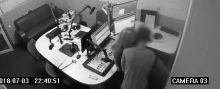 Una pareja mantiene sexo en un estudio de radio