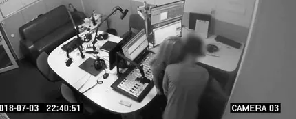 Una pareja mantiene sexo en un estudio de radio Una pareja mantiene sexo en un estudio de radio