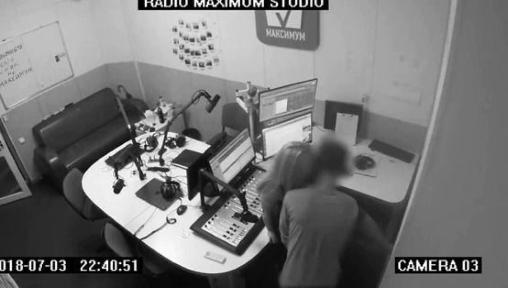 Una pareja mantiene sexo en un estudio de radio