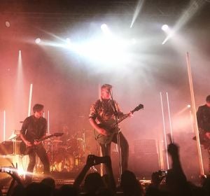 Queens Off The Stone Age durante su concierto en Razzmatazz Queens Off The Stone Age durante su concierto en Razzmatazz