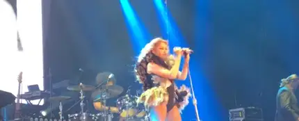 Paulina Rubio durante su polémica actuación en Ciudad de México Paulina Rubio durante su polémica actuación en Ciudad de México