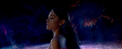 Ariana Grande en el videoclip de 'God is a Woman'