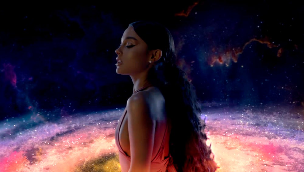 Ariana Grande en el videoclip de 'God is a Woman'