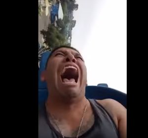 Un chico se desmaya una y otra vez en un viaje en montaña rusa Un chico se desmaya una y otra vez en un viaje en montaña rusa