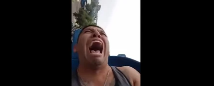 Un chico se desmaya una y otra vez en un viaje en montaña rusa Un chico se desmaya una y otra vez en un viaje en montaña rusa