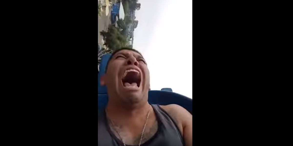 Un chico se desmaya una y otra vez en un viaje en montaña rusa