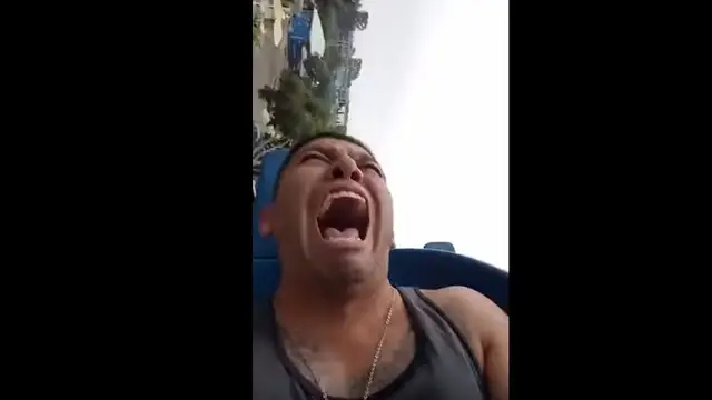 Un chico se desmaya una y otra vez en un viaje en montaña rusa