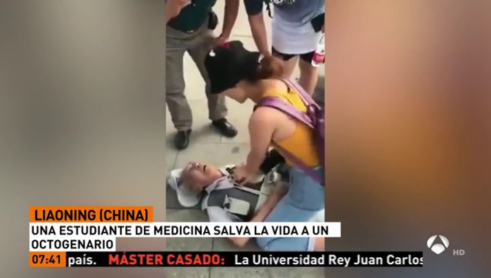 Una estudiante de medicina logra reanimar a un octogenario en plena calle