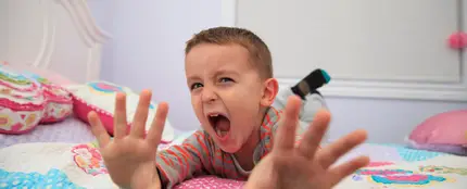 Niño gritando Niño gritando