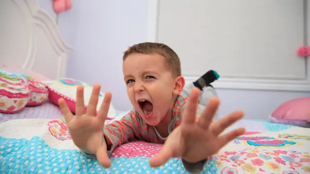 Niño gritando