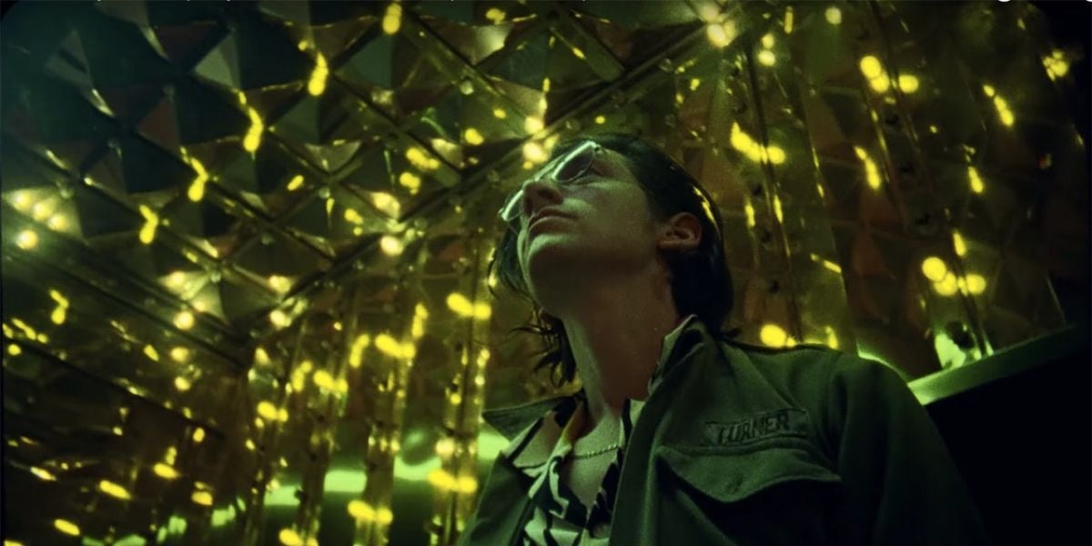 Alex Turner en el videoclip de 'Tranquility Base Hotel & Casino' de Arctic Monkeys