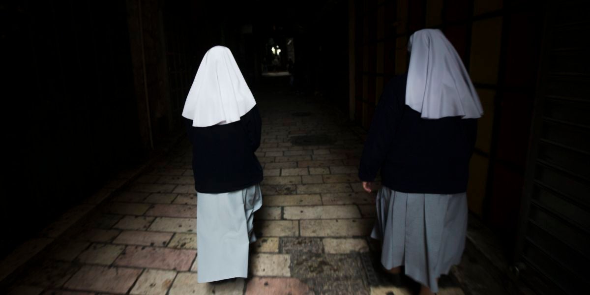 Dos monjas