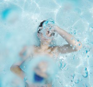 Un niño en la piscina Un niño en la piscina