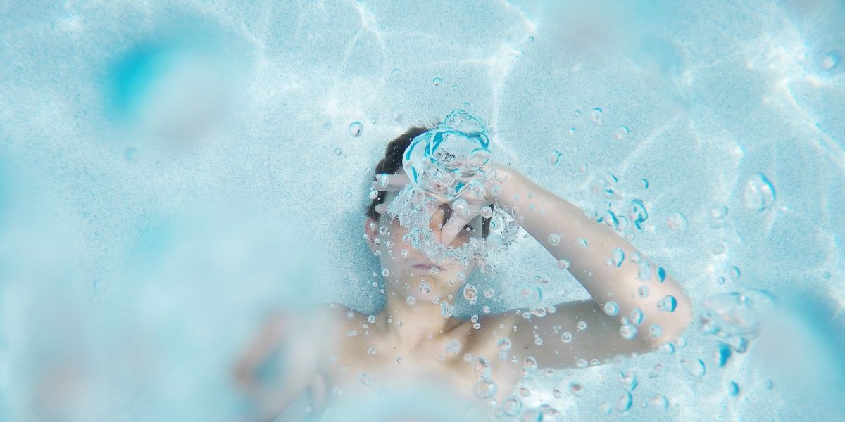 Un niño en la piscina