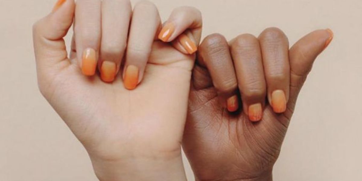 La firma Stylenanda pinta de marrón la mano de una modelo blanca