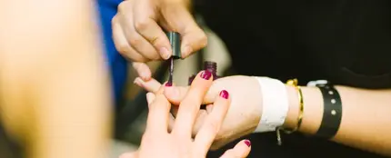 Imagen de archivo de una profesional haciendo la manicura. Imagen de archivo de una profesional haciendo la manicura.
