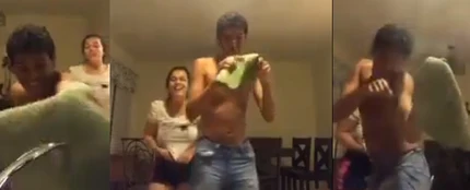 Dos adolescentes intentando freír un huevo Dos adolescentes intentando freír un huevo