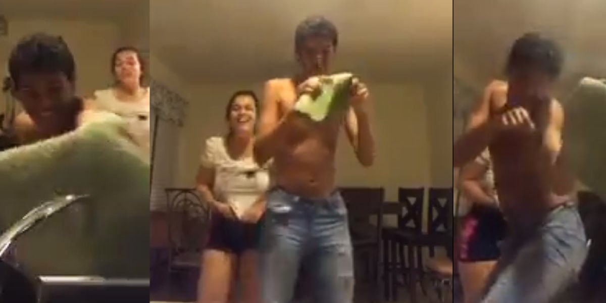 Dos adolescentes intentando freír un huevo