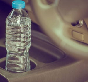 Botella de agua en el coche Botella de agua en el coche