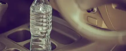 Llevar una botella de agua en el coche, un debate de seguridad vial Llevar una botella de agua en el coche, un debate de seguridad vial