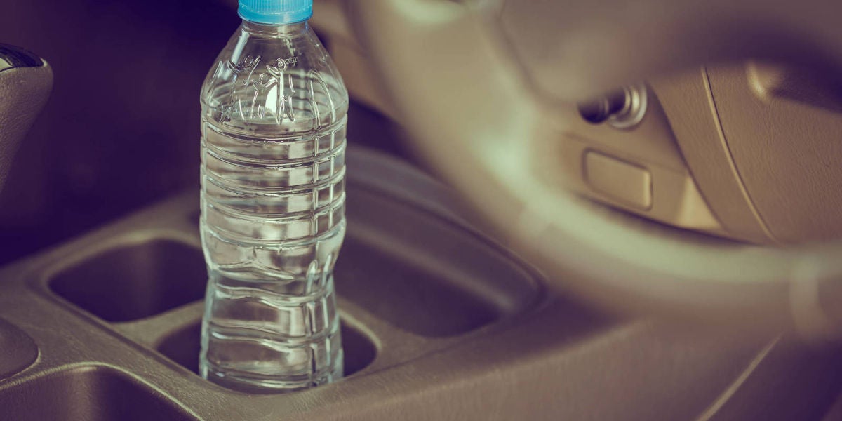 Botella de agua en el coche