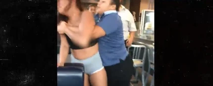 Brutal pelea en un McDonald's entre una clienta y dos empleadas Brutal pelea en un McDonald's entre una clienta y dos empleadas