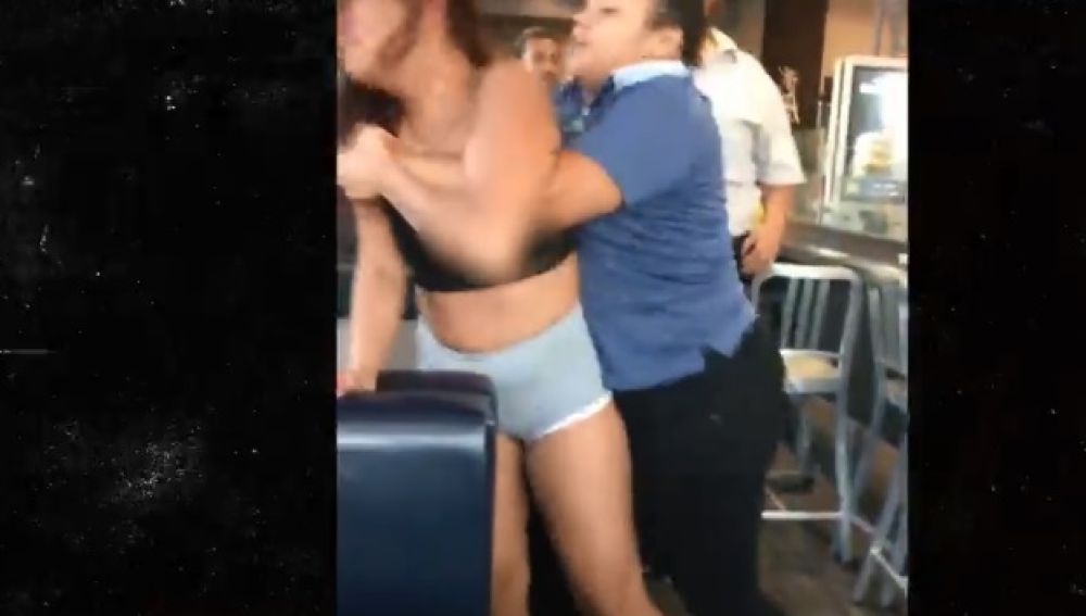 Brutal pelea en un McDonald's entre una clienta y dos empleadas 