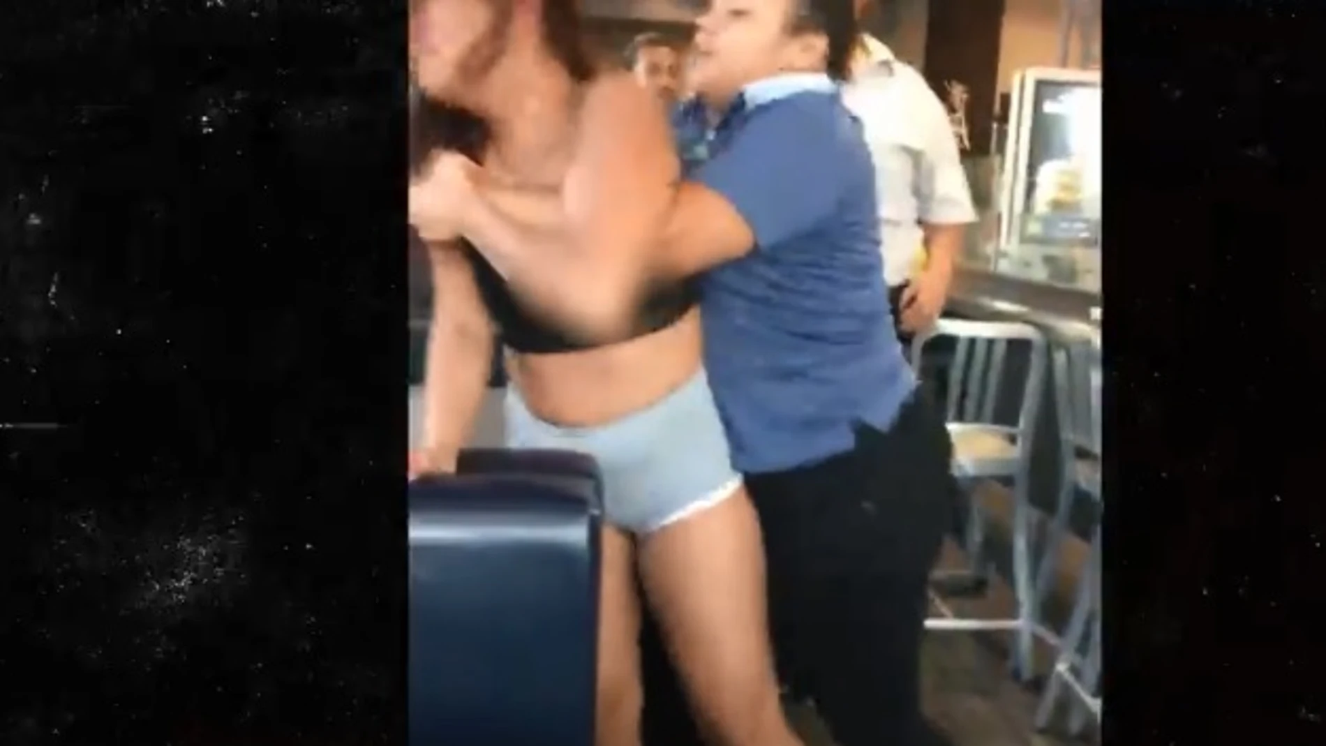Brutal pelea en un McDonald's entre una clienta y dos empleadas Brutal pelea en un McDonald's entre una clienta y dos empleadas