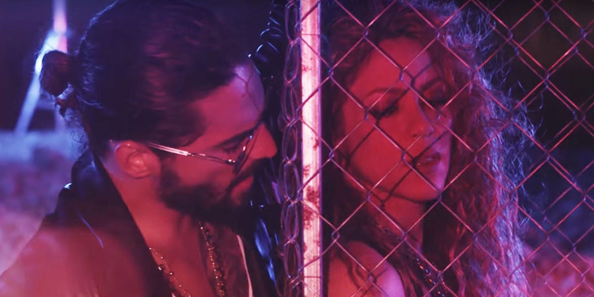 Shakira y Maluma en el videoclip de 'Clandestino'