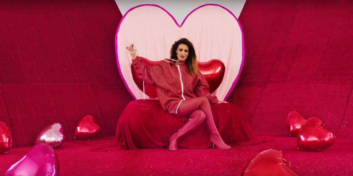 Bebe en el videoclip de 'Corazón'