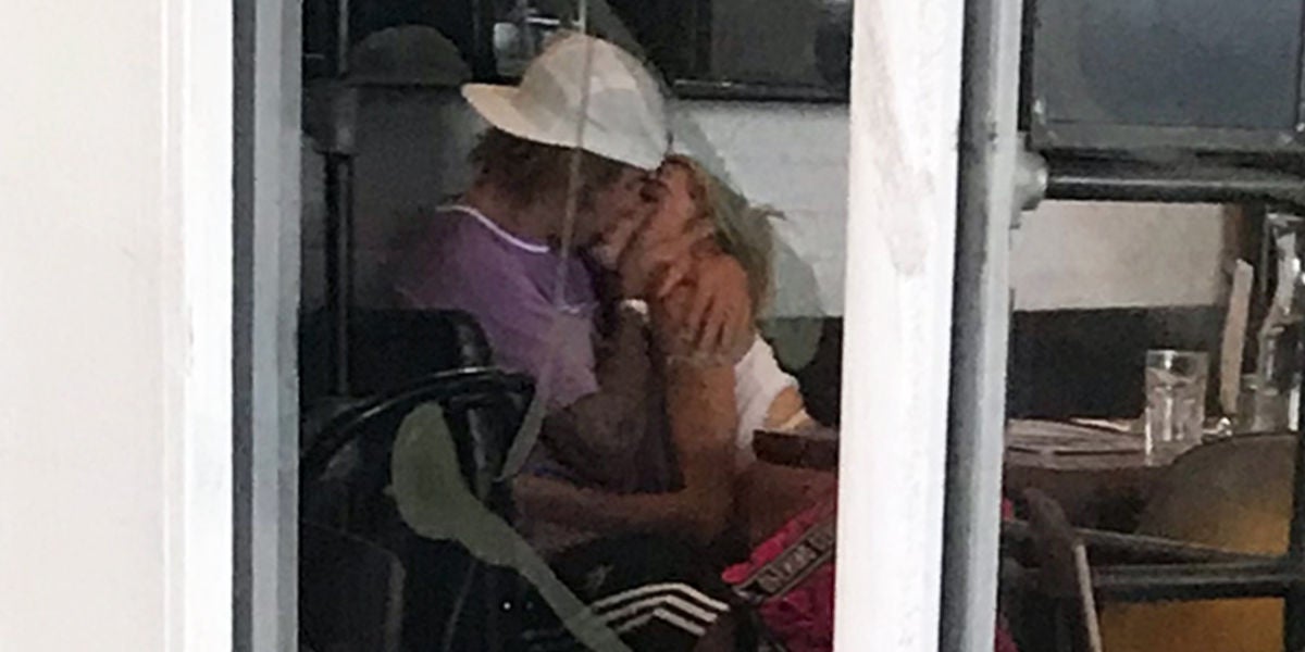 Justin Bieber y Hailey Baldwin pillados besándose apasionadamente en una cafetería